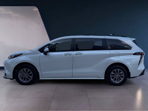 Used 2025 Toyota Sienna XLE w/ XLE Plus Package FWD image 2