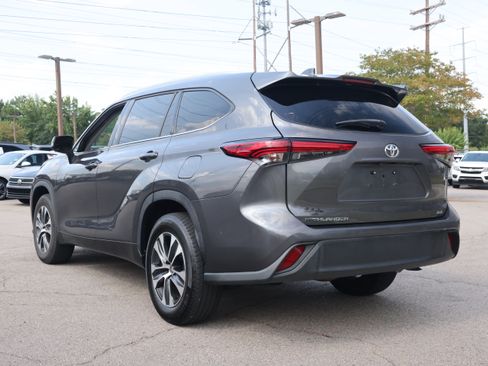 Used 2022 Toyota Highlander XLE FWD image 3