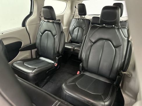 Used 2023 Chrysler Pacifica Touring-L image 24