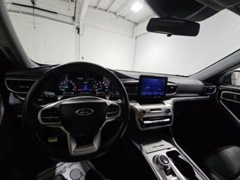 Used 2022 Ford Explorer XLT w/ Equipment Group 202A AWD/4WD image 10
