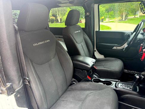 Used 2017 Jeep Wrangler Rubicon w/ Power Convenience Group image 17