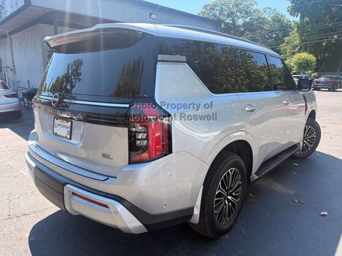 Used 2025 Nissan Armada SL AWD/4WD image 2