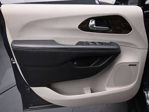 Used 2021 Chrysler Pacifica Limited w/ Premium & Safety Sphere Group FWD image 24