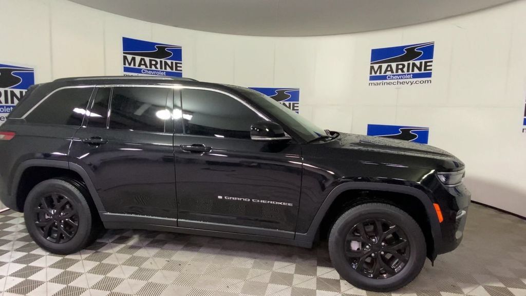 Used 2024 Jeep Grand Cherokee Limited RWD image 3