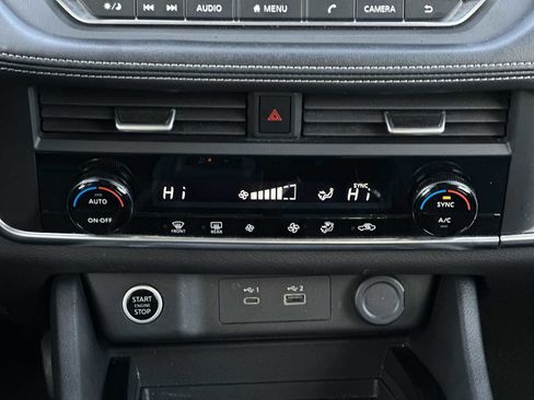 Used 2023 Nissan Rogue SV image 16