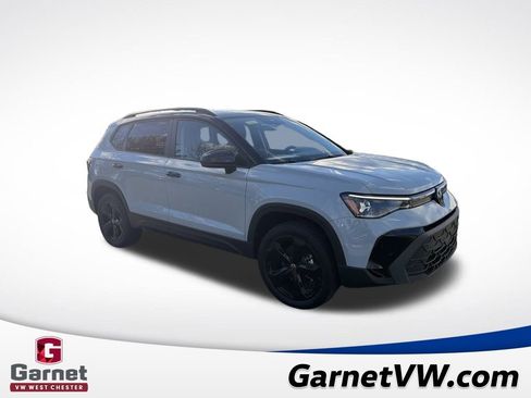 Certified 2025 Volkswagen Taos SE image 8