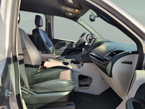 Used 2018 Dodge Grand Caravan SXT image 20