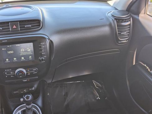 Used 2018 Kia Soul + image 15