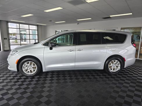 Used 2024 Chrysler Pacifica Touring-L image 7
