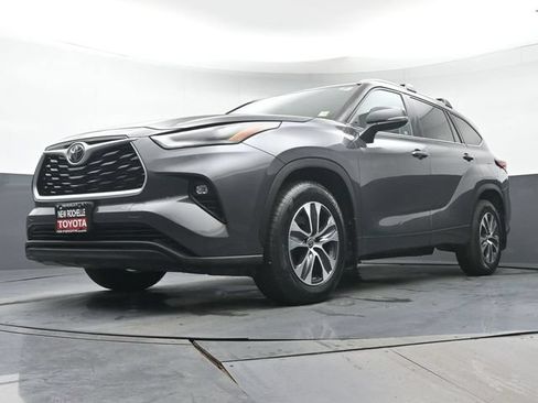 Used 2022 Toyota Highlander XLE AWD/4WD image 28