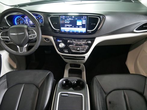 Used 2024 Chrysler Pacifica Touring-L FWD image 10