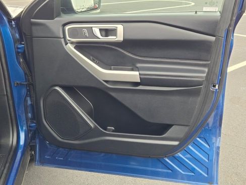 Used 2022 Ford Explorer XLT w/ Equipment Group 202A image 5