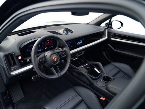 Used 2025 Porsche Cayenne S image 4