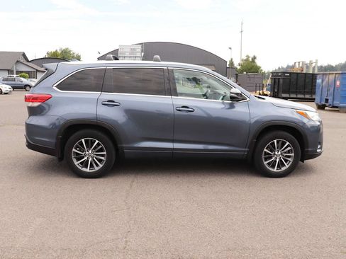 Used 2018 Toyota Highlander XLE AWD/4WD image 4