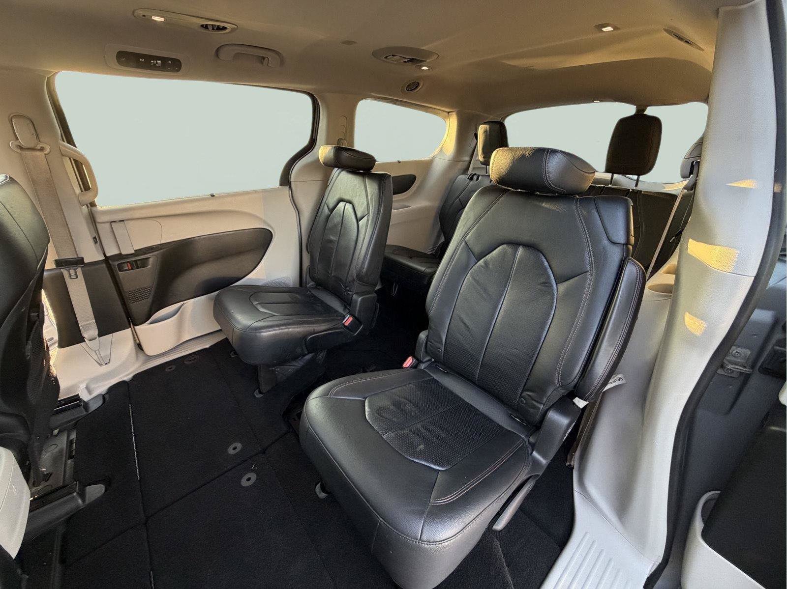 Used 2018 Chrysler Pacifica Touring-L FWD image 27