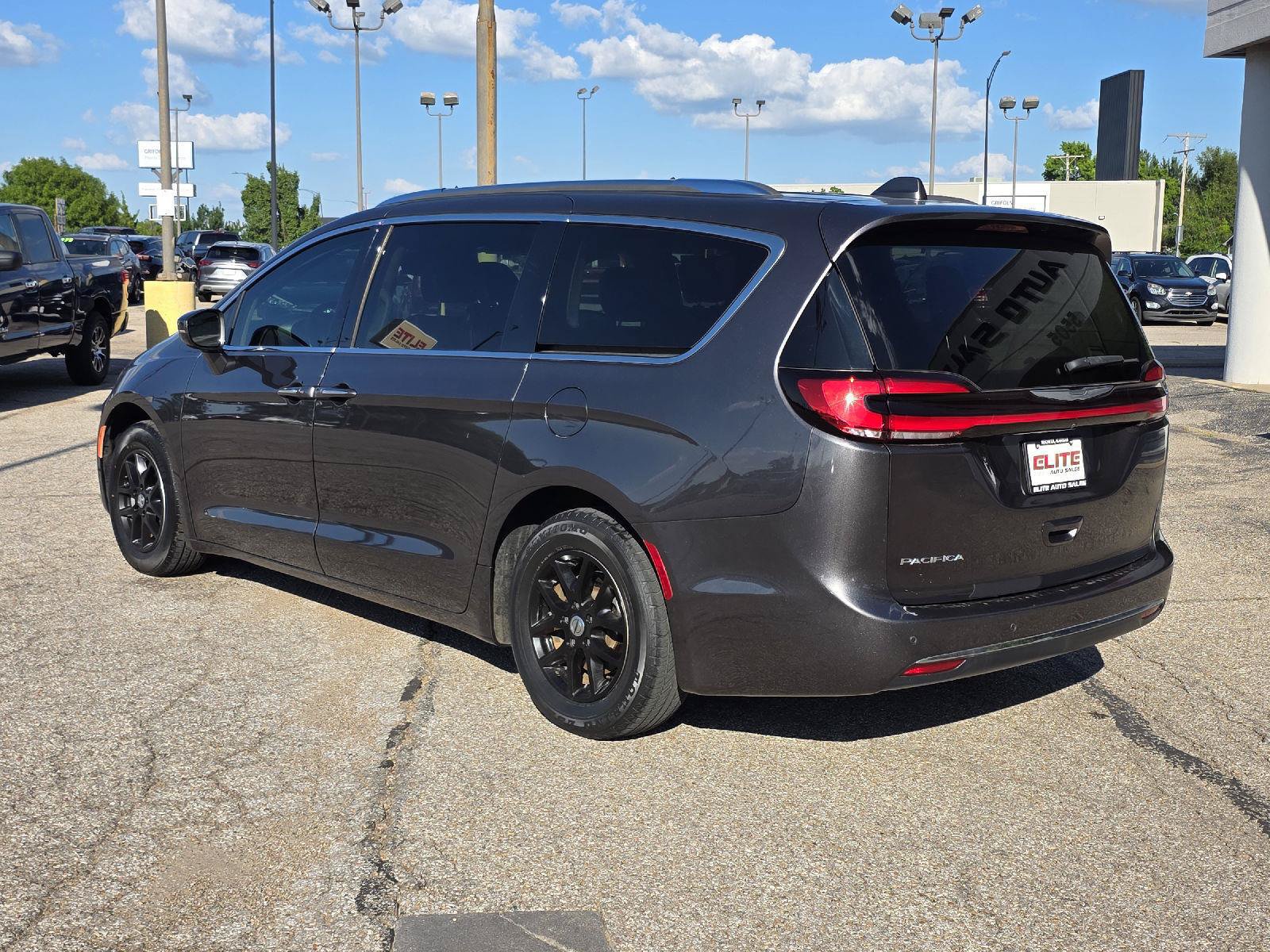 Used 2021 Chrysler Pacifica Touring-L FWD image 7