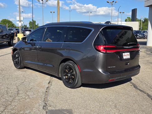 Used 2021 Chrysler Pacifica Touring-L FWD image 7