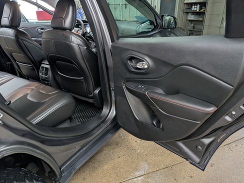 Used 2019 Jeep Cherokee Trailhawk w/ Comfort/Convenience Group image 17