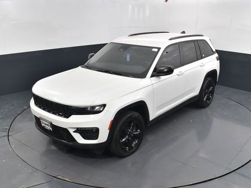 Used 2023 Jeep Grand Cherokee Limited w/ Black Appearance Package image 38