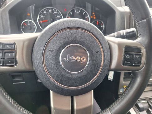 Used 2012 Jeep Liberty Limited Jet w/ Comfort/Convenience Group AWD/4WD image 2