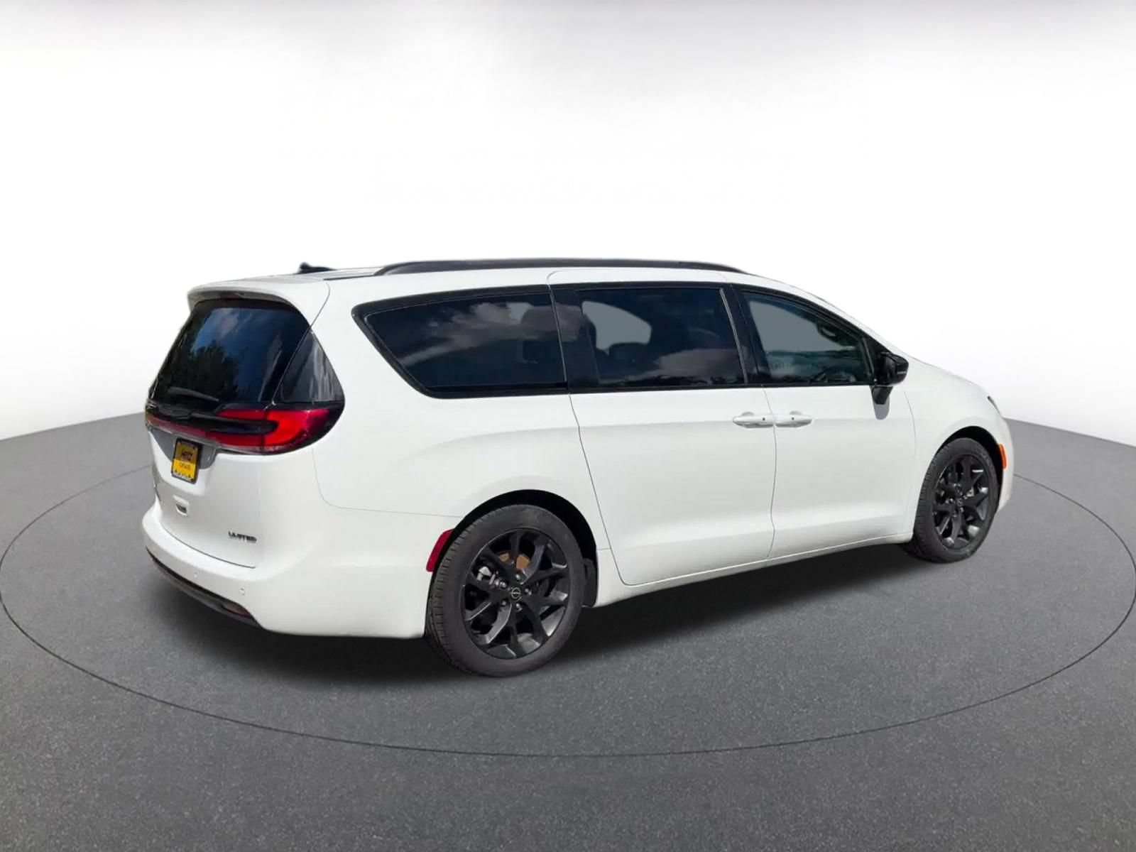 Used 2025 Chrysler Pacifica Limited FWD image 14
