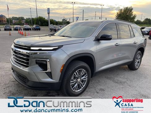 Used 2026 Chevrolet Traverse LT FWD image 1