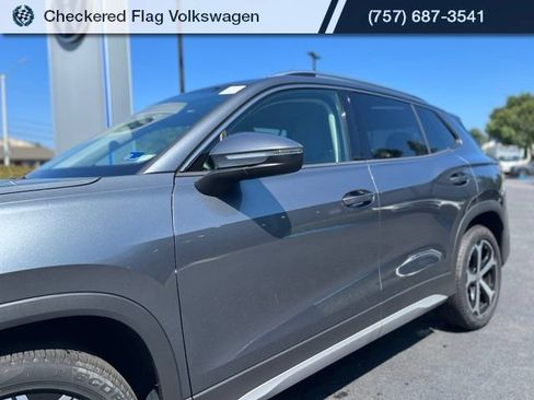 Used 2025 Volkswagen Tiguan SE FWD image 3