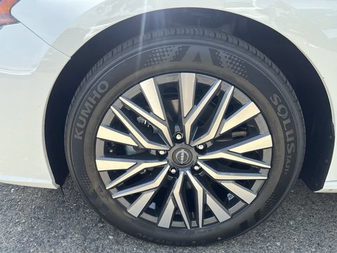 Used 2025 Nissan Altima 2.5 SV FWD image 29