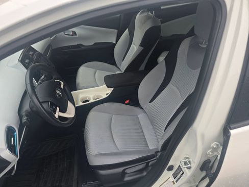 Used 2018 Toyota Prius Three w/ Advanced Technology Package image 21