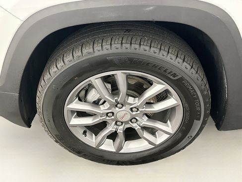 Used 2024 GMC Terrain SLT image 11