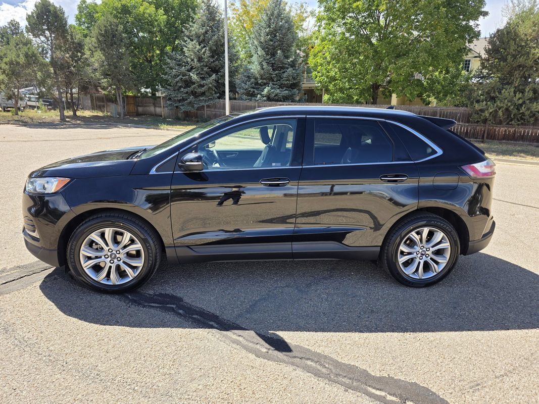 Used 2019 Ford Edge Titanium w/ Cold Weather Package AWD/4WD image 2