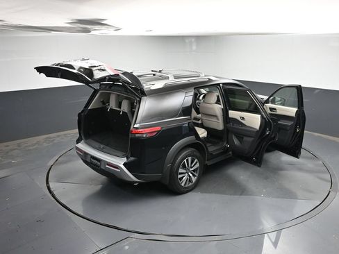 Used 2025 Nissan Pathfinder SL FWD image 45