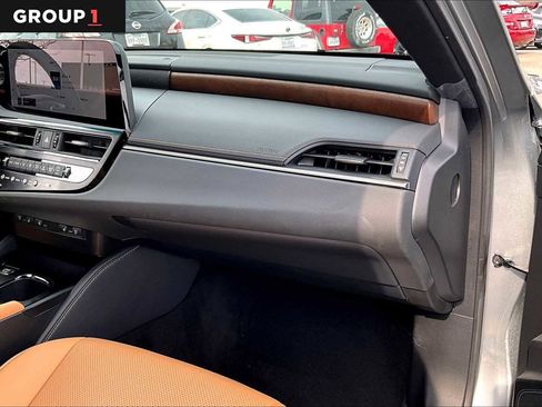 Used 2025 Lexus ES 300h w/ Premium Package image 15