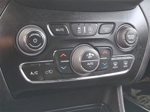 Used 2021 Jeep Cherokee Latitude Lux w/ Comfort/Convenience Group image 17