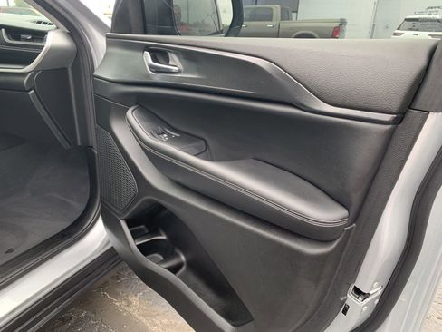 Used 2023 Jeep Grand Cherokee Laredo X image 11