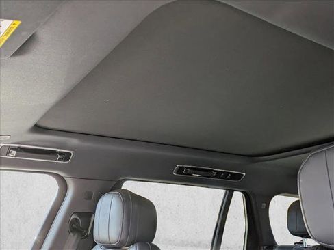 Used 2023 Land Rover Range Rover Long Wheelbase SE image 13