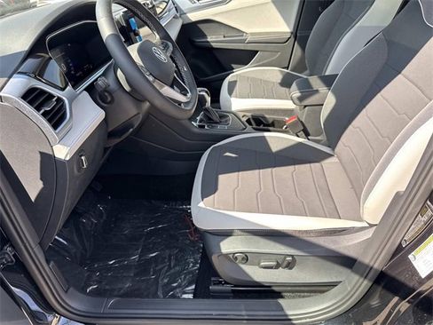 New 2025 Volkswagen Taos SE image 15