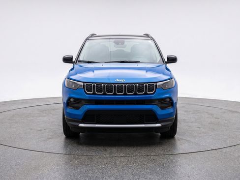 Used 2025 Jeep Compass Limited AWD/4WD image 2