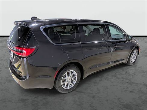 Used 2024 Chrysler Pacifica Touring-L FWD image 4