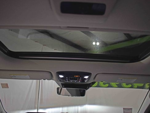 Used 2025 Kia Carnival SX Prestige image 33