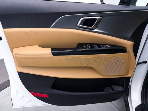 Used 2022 Kia Carnival LX image 16