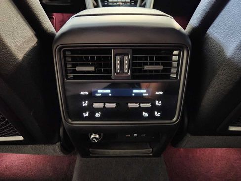 Used 2025 Porsche Cayenne AWD/4WD image 29