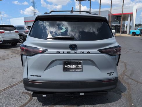 Certified 2025 Toyota Sienna XLE Woodland Edition AWD/4WD image 4