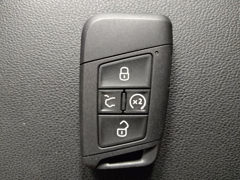Used 2023 Volkswagen Taos SE w/ Panoramic Sunroof Package FWD image 32