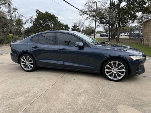 Used 2019 Volvo S60 T6 Momentum w/ Premium Package image 16