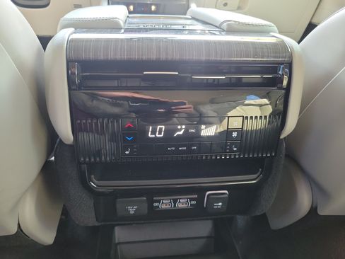 Used 2022 Jeep Wagoneer Series III w/ Convenience Group I RWD image 11