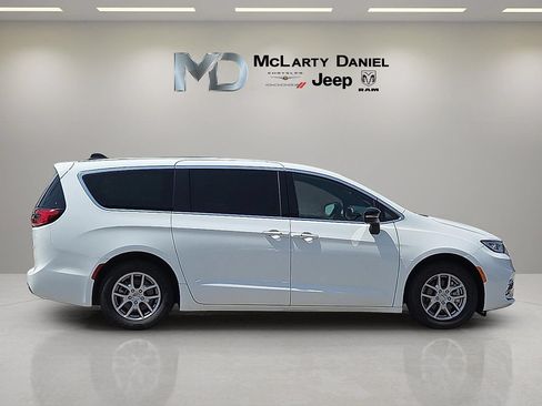 Used 2025 Chrysler Pacifica Select FWD image 6