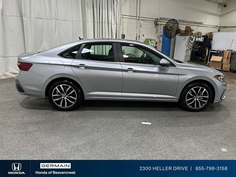 Used 2025 Volkswagen Jetta SE w/ Sunroof Package FWD image 9
