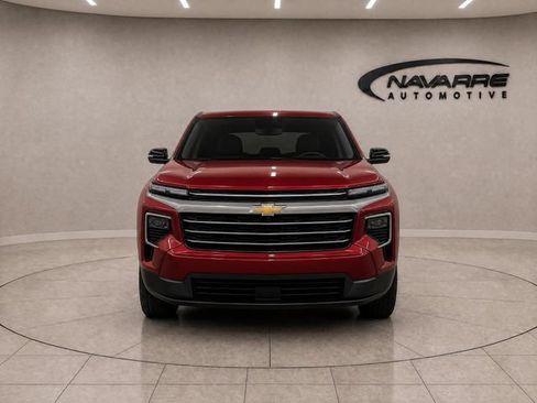 Used 2025 Chevrolet Traverse LT w/ Driver Confidence Package FWD image 2