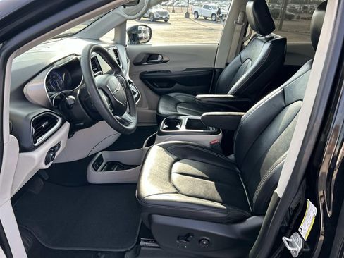 Used 2024 Chrysler Pacifica Touring-L image 20